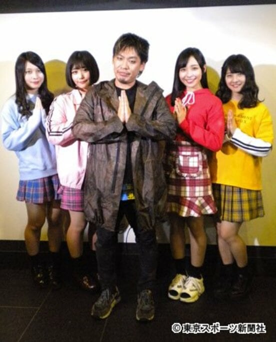 おなじみのポーズを決めた箕輪氏と神宿メンバー