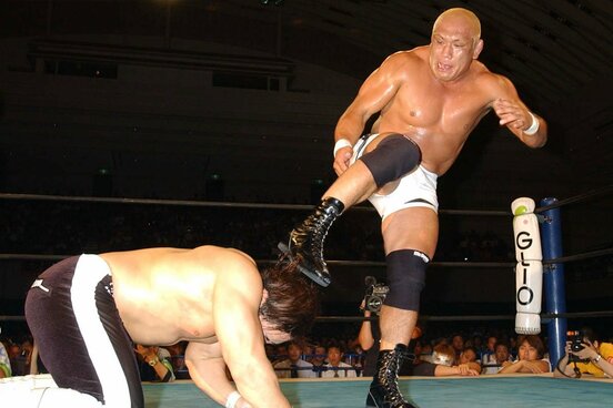 初挑戦のIWGP戦で藤田和之（上）に敗戦（04年6月）