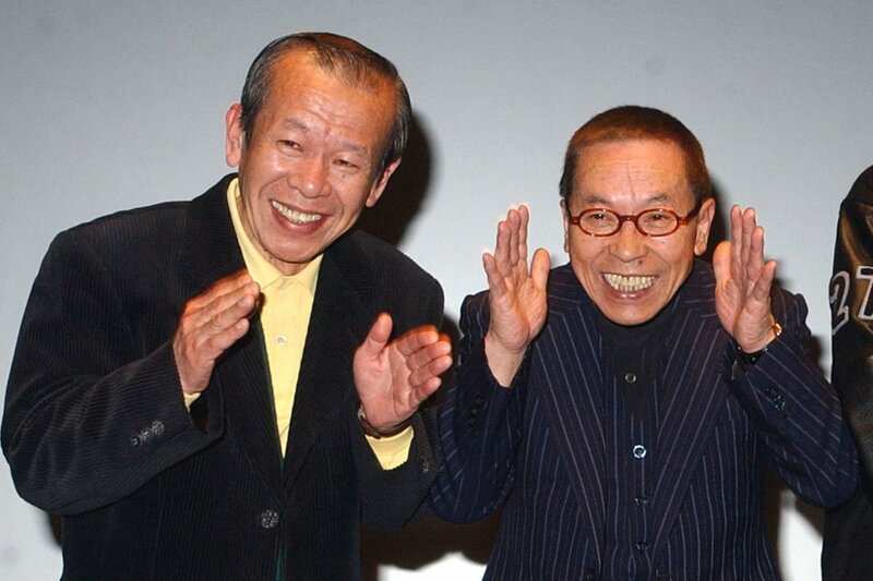 相方のこいるさん(左)と笑顔の昭和のいるさん(2004年)