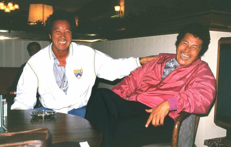 青木功（左）と談笑する尾崎将司さん