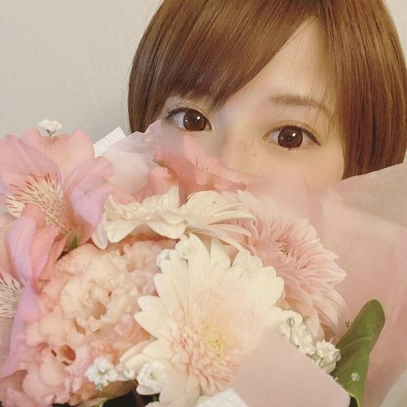  花束を持つ矢口真里（インスタグラム＝@mariyaguchi_officialから）
