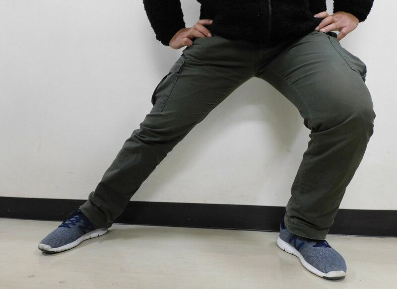 散歩がわりに自宅でもできる「股関節ストレッチ」曇りの日は室内電気をつけて！ | 記事 | 東スポWEB