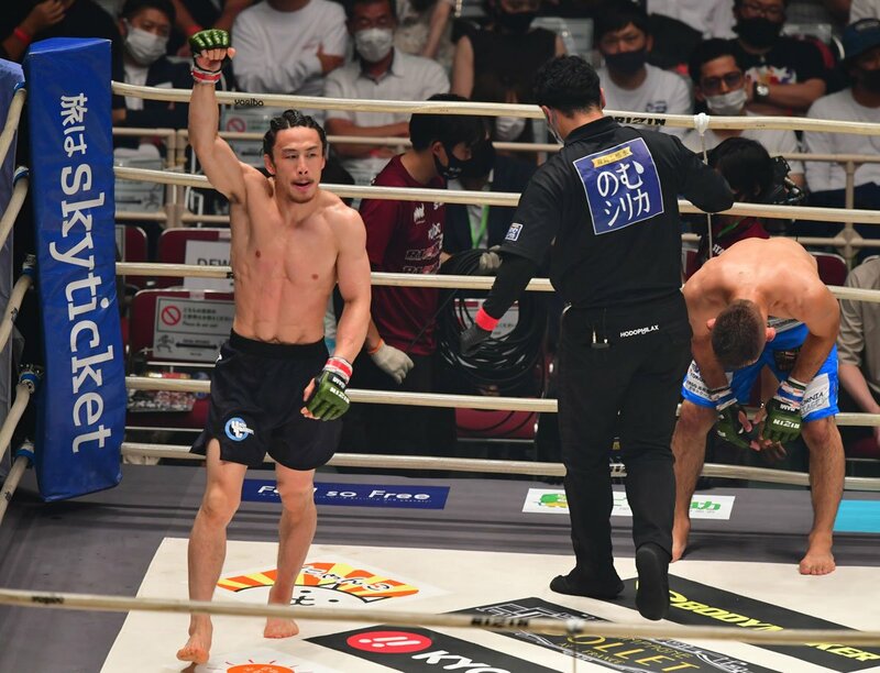  肩を落とす川名(右)を尻目に右拳を突き上げる矢地(左)