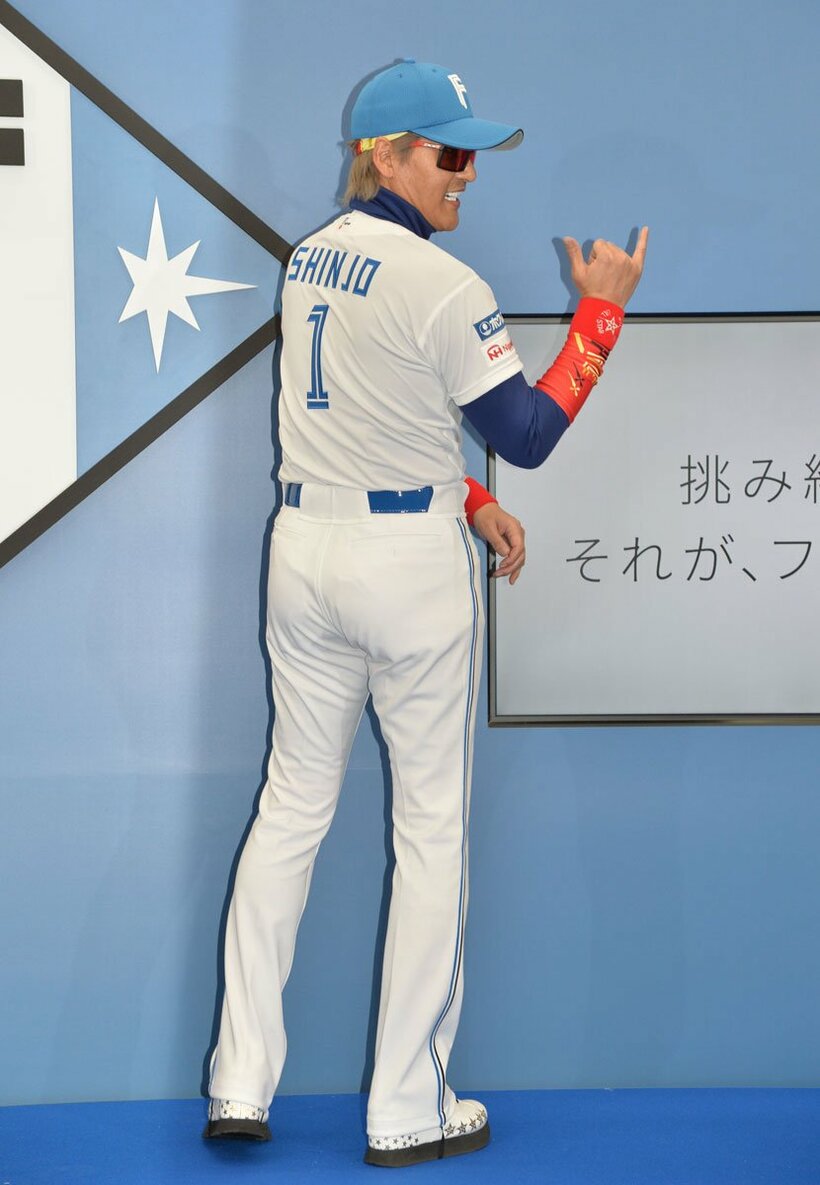  背番号「１」のユニホーム姿を披露した新庄監督（東スポWeb）