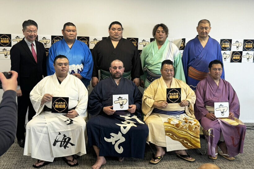 後列左から元NHKアナウンサーの刈屋富士雄氏、大喜鵬氏、大翔鵬氏、旭大星氏、東龍氏。前列左から英乃海氏、臥牙丸氏、豊ノ島氏、松鳳山氏