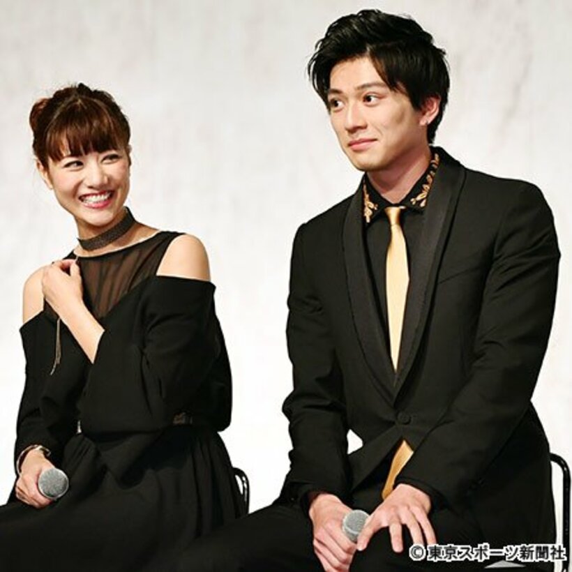  新田真剣佑（右）に“熱視線”を送る宮澤佐江