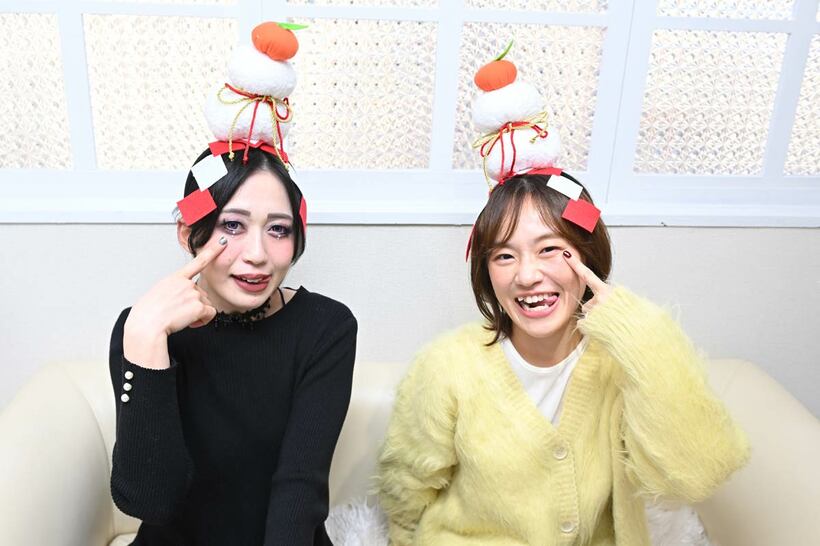 番組共演で仲良しになった上谷沙弥（左）と登坂絵莉さん