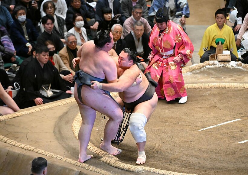 金峰山を寄り切って、７勝目を挙げた朝乃山