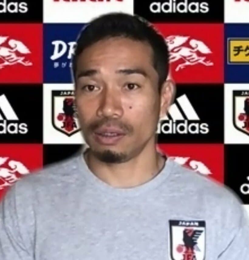  オンラインで取材に応じる長友