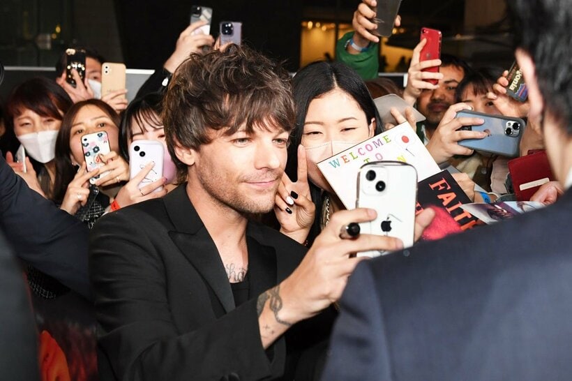 ファンと写真を撮るルイ・トムリンソン