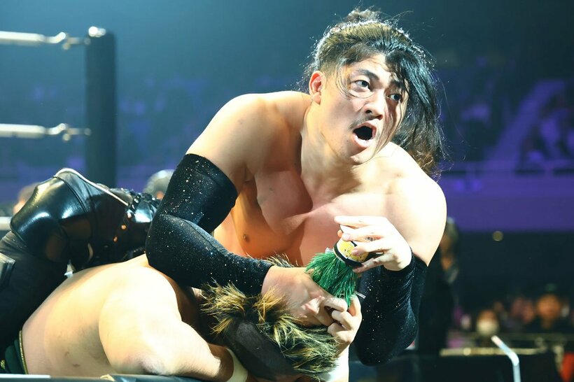 王者・稲村愛輝(下)を門松で攻撃する場面もあったOZAWAだが…