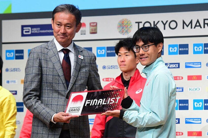 日本陸連の高岡寿成SD(左)から、MGC出場権の表彰を受けた工藤慎作