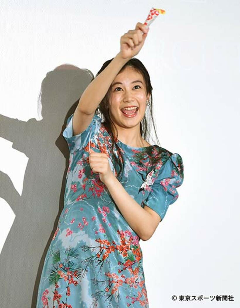  舞台あいさつを行う千眼美子