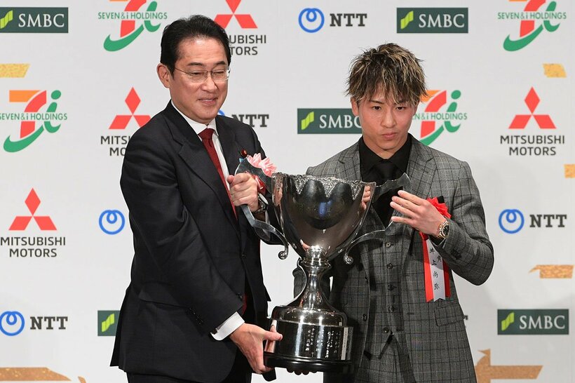 プレゼンターの岸田文雄首相（左）と記念撮影する井上尚弥