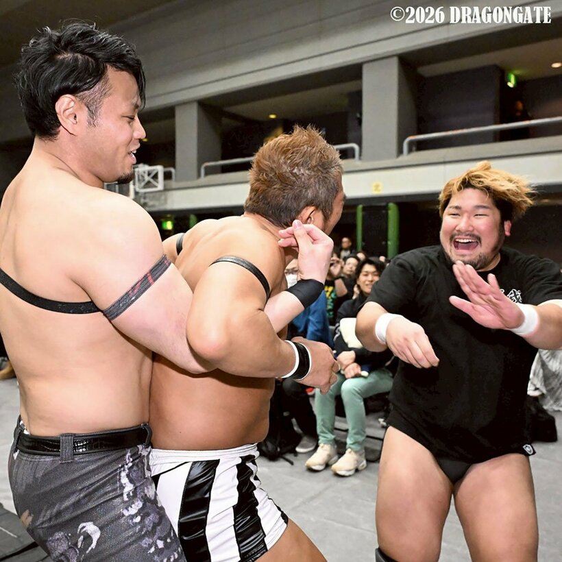 望月成晃(中)をいたぶる加藤良輝(左)とISHIN