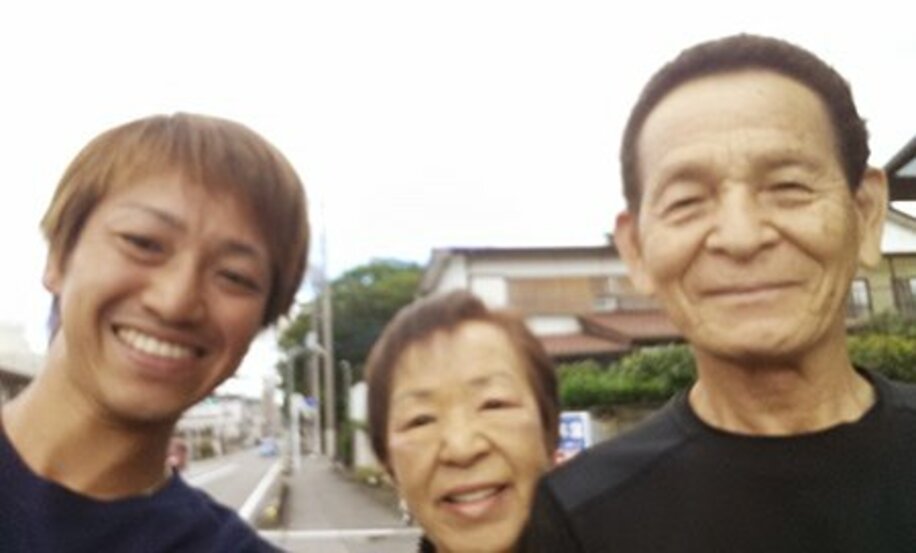  金井夫妻と一緒に笑顔の秋山（左）