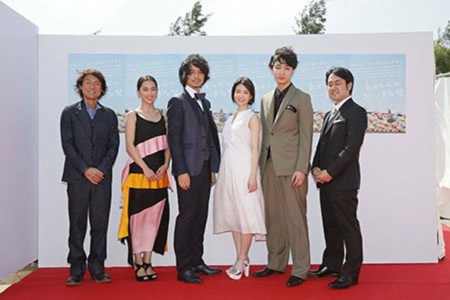 第８回沖縄国際映画祭のオープニングレッドカーペットに登場した俳優・斎藤工（中央左）
