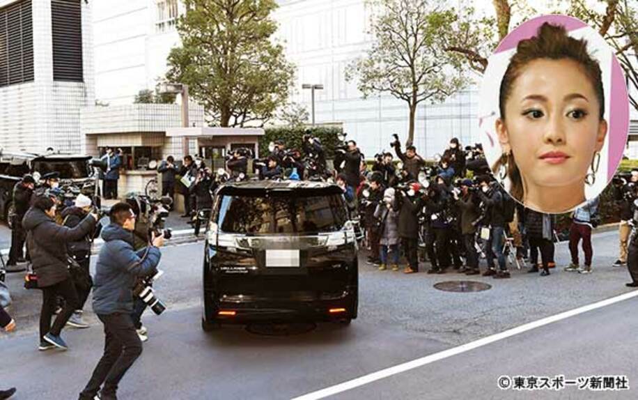  沢尻エリカ被告（囲み写真）を乗せたと思われる２台の車両が報道陣の前を通過