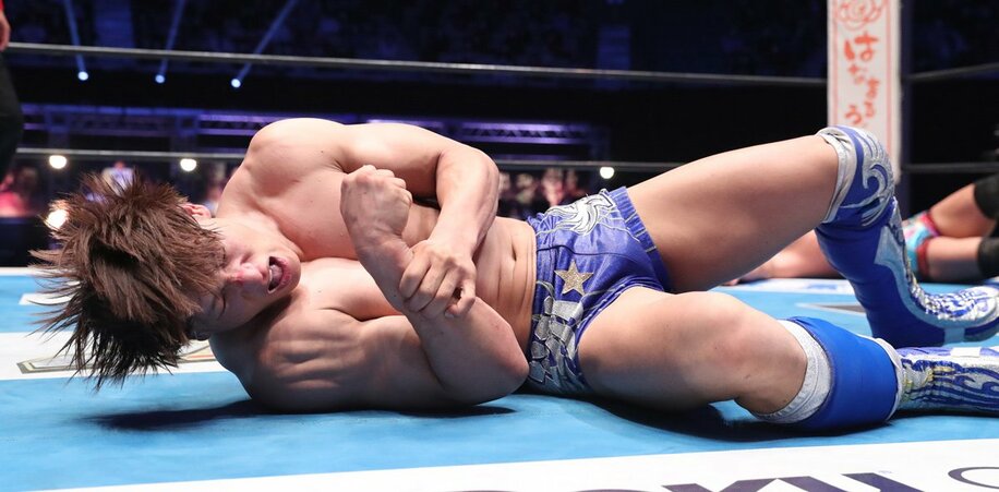  G1の決勝戦で右肩を負傷しレフェリーストップとなった飯伏幸太(東スポWeb)