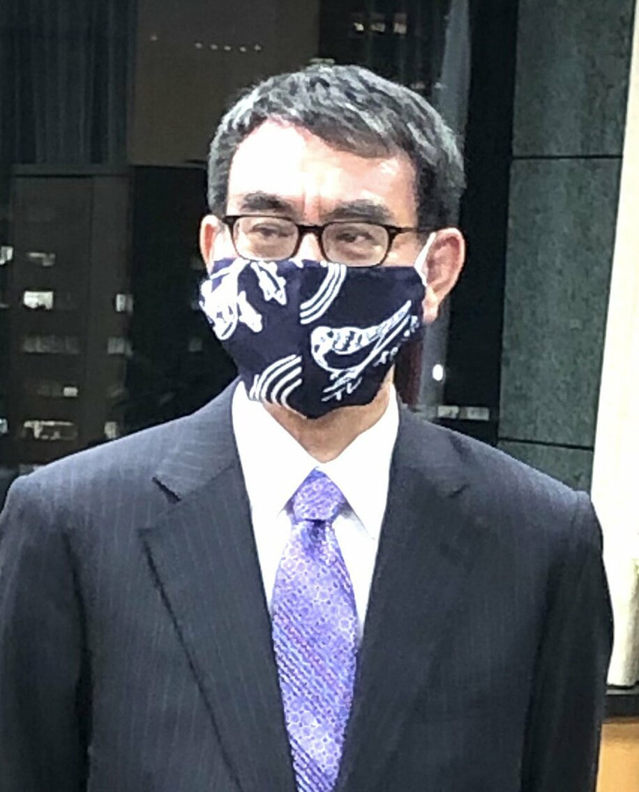  個性的なマスクを愛用する河野大臣（写真は２月撮影）