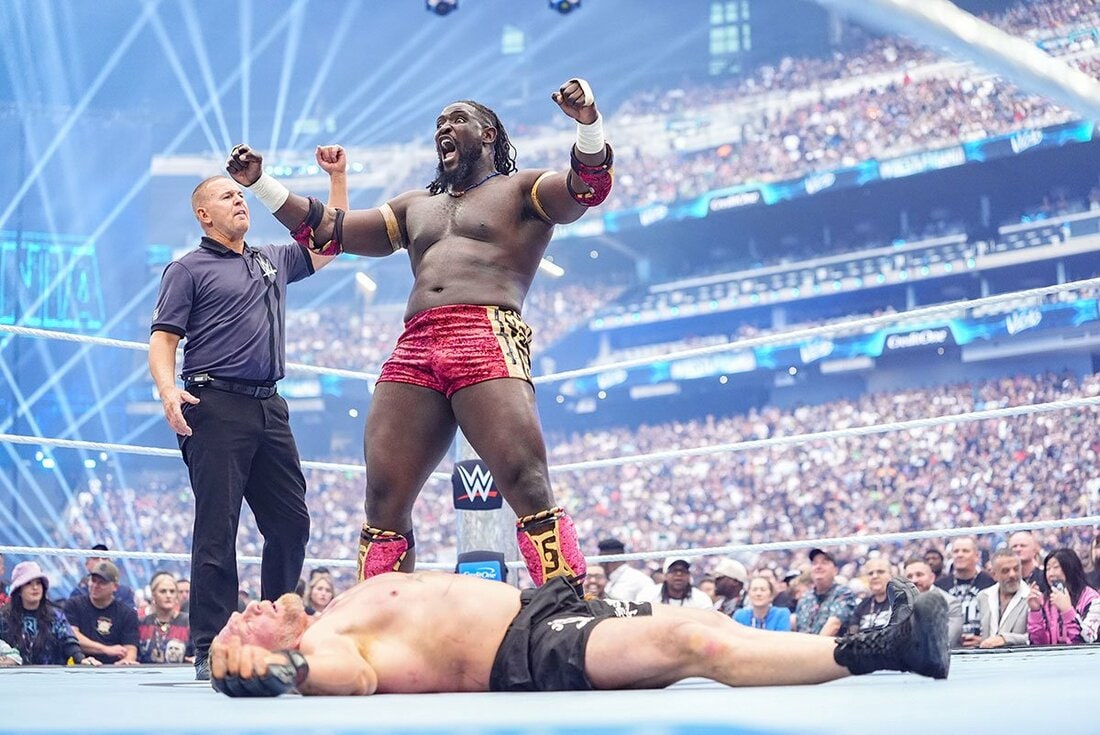 新進気鋭のオバ・フェミ(上)に５分足らずで敗れたレスナー（©WWE）