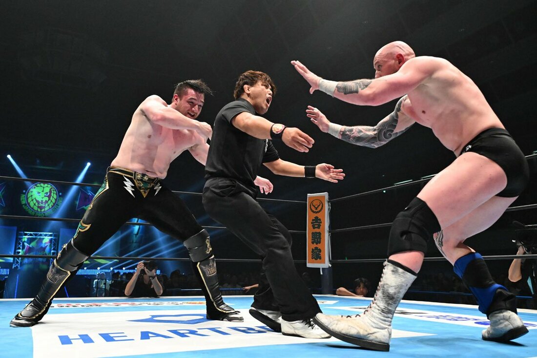 レフェリー(中)を盾にして、急所攻撃に持ち込んだカラム・ニューマン(左)
