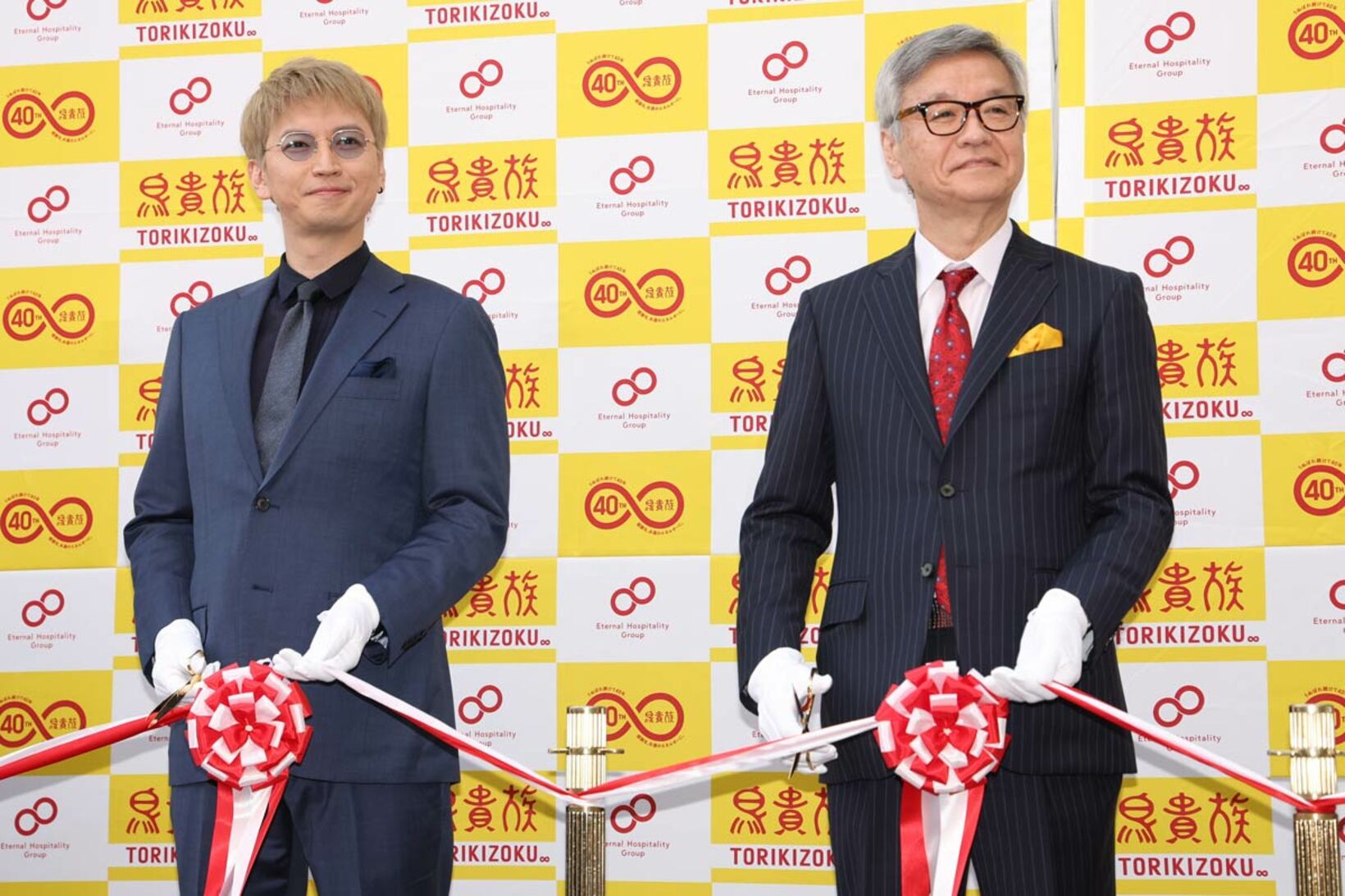 鳥貴族１号店復活プロジェクトに登壇した大倉忠司社長（右）と息子の大倉忠義