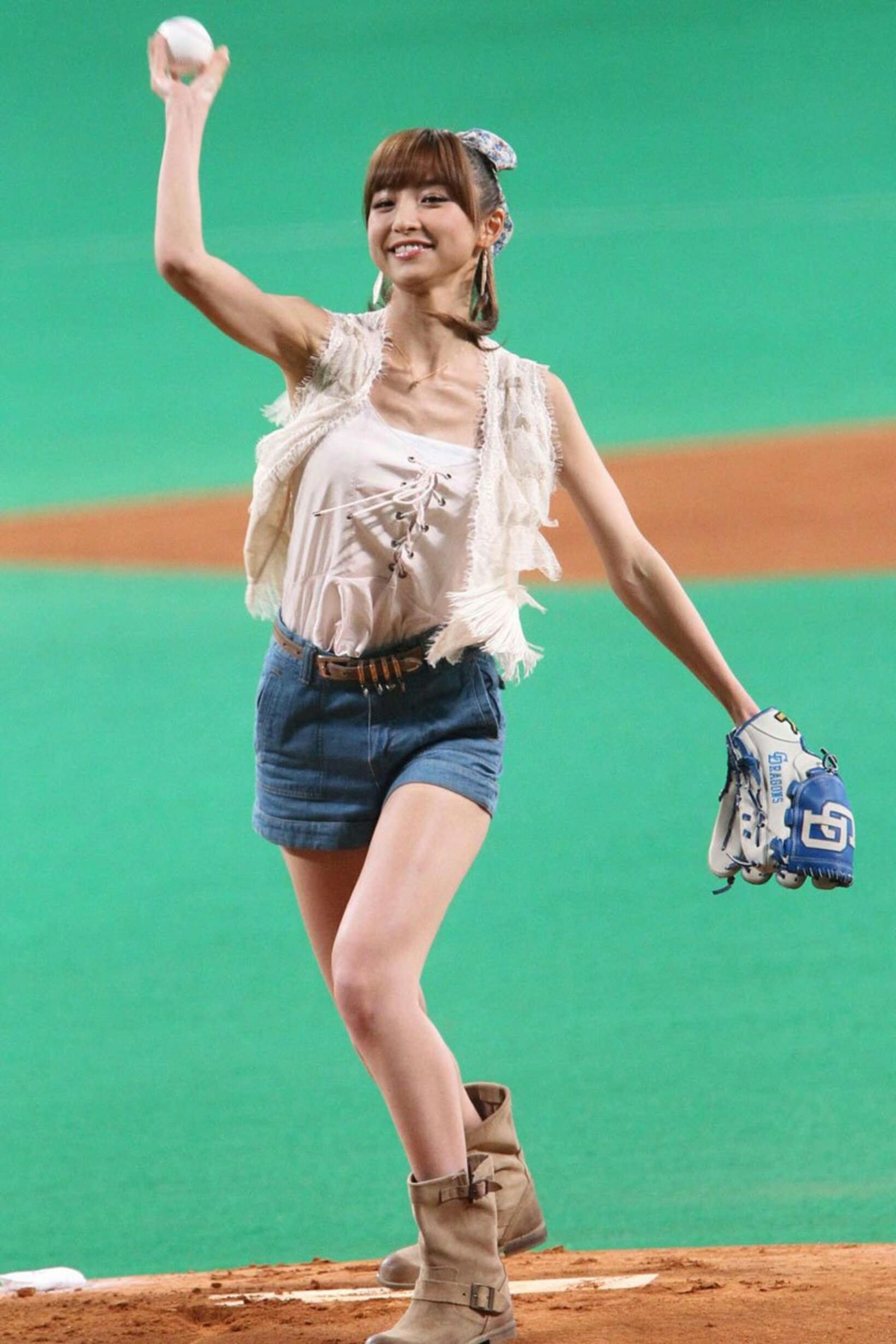 なかなかの格好で始球式をする篠田麻里子（2010年）