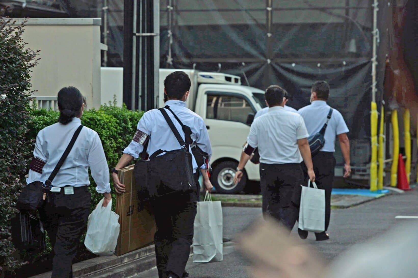 家宅捜索に入った捜査員（８月３日）