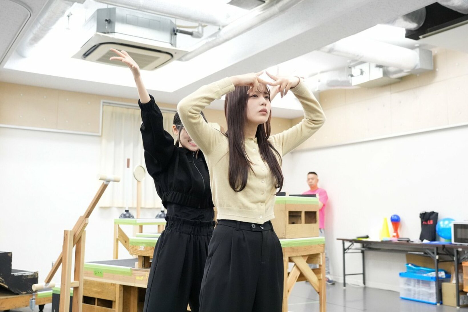 舞台「ロボコォォォン！－ＲＯＢＯＴ　ＣＯＯＯＮＴＥＳＴ!－」の稽古中の乃木坂４６の佐藤璃果