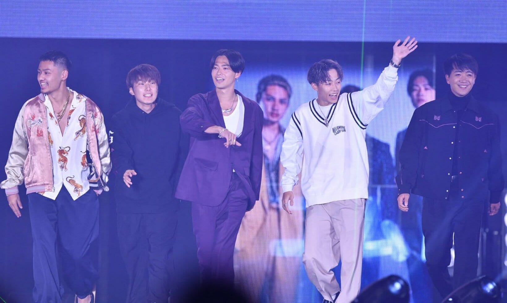 得意げにランウェイを歩くコムドットメンバー