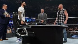 レスナー(右)はレインズ(左から2人目)とヘイマン(左端)に揺さぶりをかけた(©2021 WWE, Inc. All Rights Reserved.)