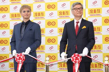 鳥貴族１号店復活プロジェクトに登壇した大倉忠司社長（右）と息子の大倉忠義