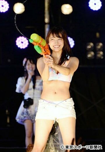 水着姿を披露したＳＫＥ４８の二村春香