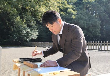 宮崎神宮へ参拝し記帳する大城卓三(代表撮影)