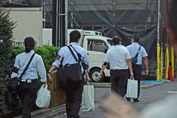 家宅捜索に入った捜査員（８月３日）