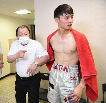 孫の磯谷（右）に助言した輪島氏