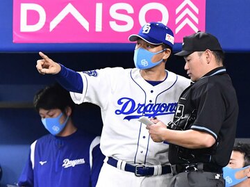  今季も終盤に調子を上げてきた中日・与田監督(中)