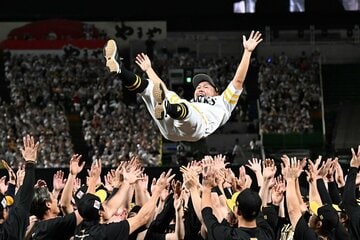 ソフトバンクナインに胴上げされた中村晃　