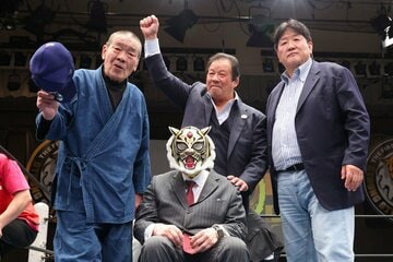 ４月２８日に初代タイガーマスク、藤波辰爾、前田日明とトーークショーを行った藤原喜明（左）