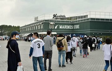  ＺＯＺＯマリンのグッズ売り場に並ぶファンの列には子供たちの姿がない