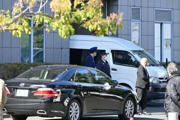 奈良地裁に入る山上被告を乗せた車