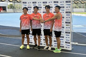 公開練習を行った陸上男子４００メートルリレー日本代表（左から）小室歩久斗、小池祐貴、多田修平、桐生祥秀