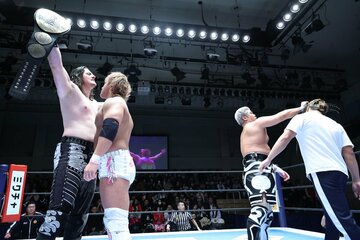 次期挑戦者組を前に勝ち誇るOSKAR(左端)とYuto-Ice(左から3人目)