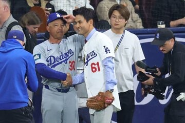 ドジャースのロバーツ監督と握手する朴賛浩