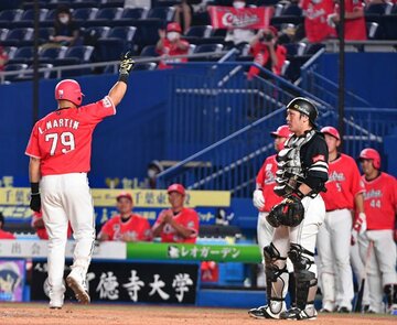  延長１０回、同点弾を放ったロッテ・マーティン（左）と渋い表情のソフトバンク・甲斐