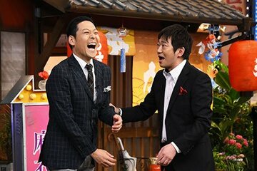 メッセンジャー黒田（右）に熱愛発覚の追求をする東野幸治