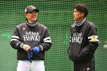 小久保監督(左)と話し込むソフトバンク・城島健司CBO
