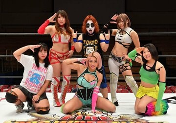 木村花さん(前列中央)のユニット・TCSのメンバーだった吏南（同右＝2020年）