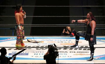  高橋ヒロム（左）から挑戦表明をうけたＥＶＩＬ